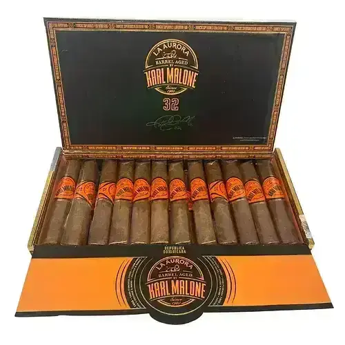 狮子王 卡尔马龙酒桶 陈年罗伯图 50&times;127mm (25支/盒)<BR>LA AURORA KARL MALONE BARREL AGED ROBUSTO<!--罗拔图 粗支, 胖子, 高罗, 高胖, 罗拔图, 罗布图-->